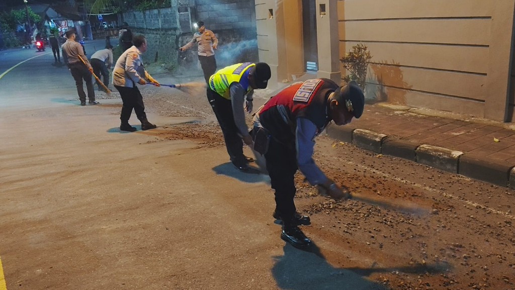 Respons Cepat Aduan Warga, Polres Klungkung Bersihkan Ceceran Koral di Jalan Raya.
