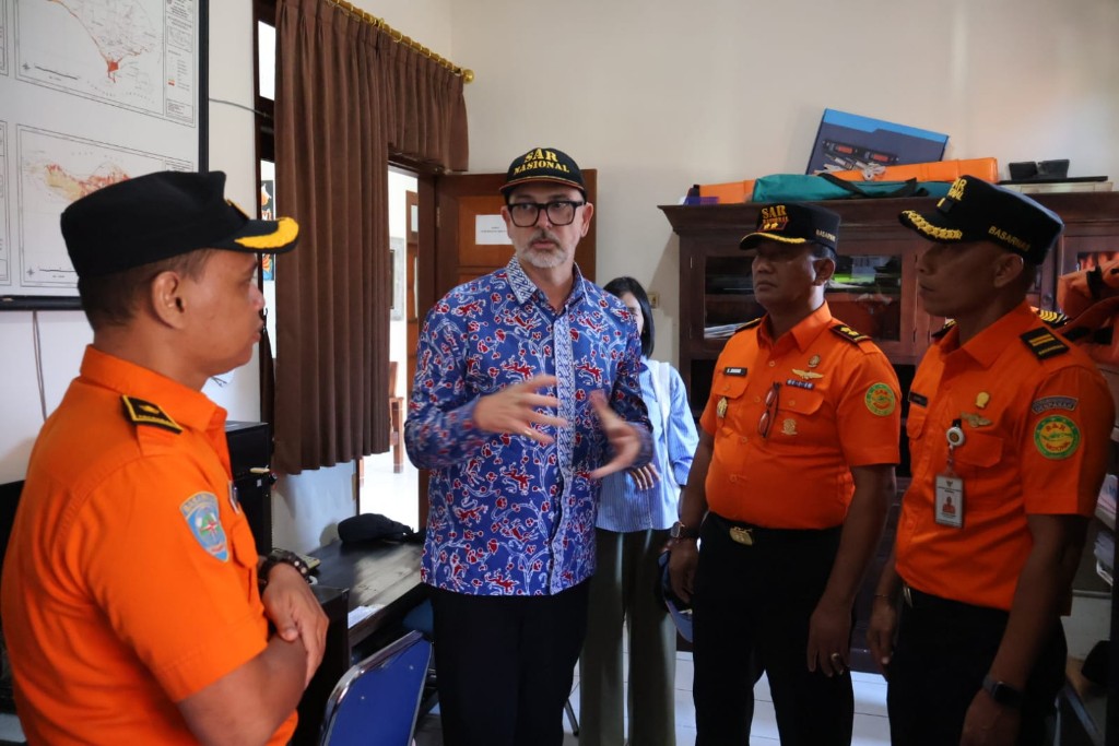 KONSULAT INGGRIS DI BALI KUNJUNGI POS PENCARIAN DAN PERTOLONGAN BULELENG