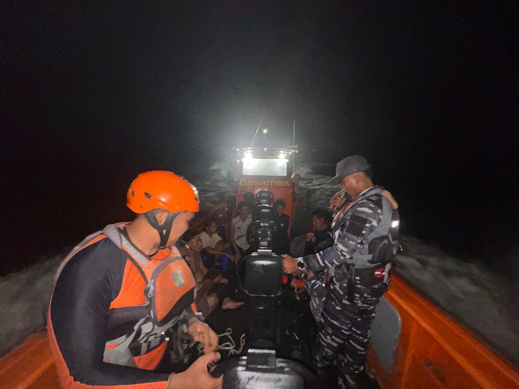 Perahu terbalik di nusa Lembongan, delalan penumpang selamat 
