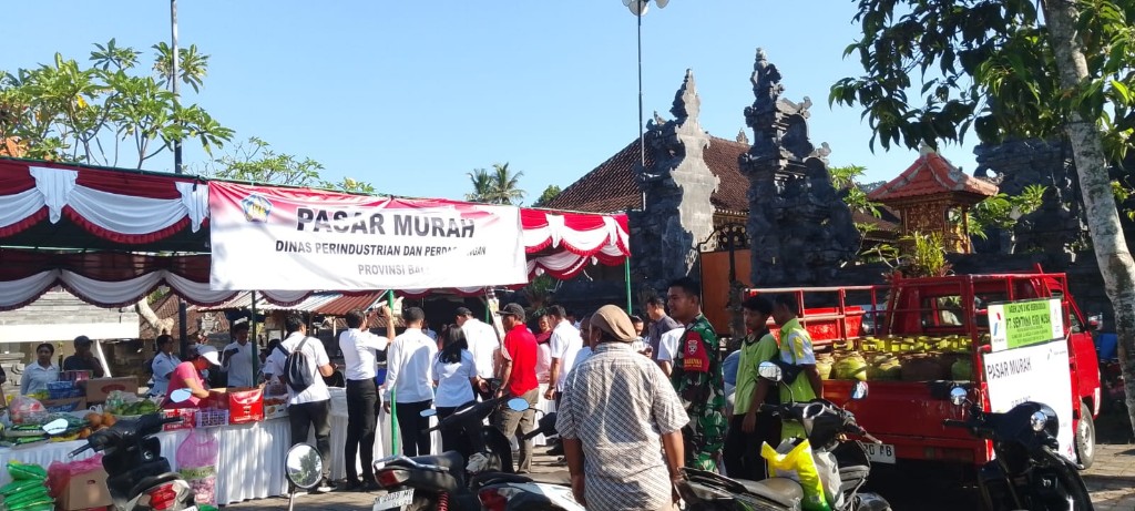 Diserbu Masyarakat, Pasar Murah Di Wantilan Desa Nyalian Mendapat Pengawalan Babinsa
