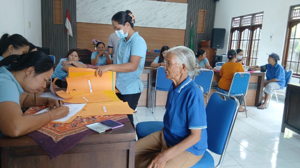 Sinergi TNI Dan Nakes, Babinsa Selisihan Aktif Tingkatkan Kualitas Kesehatan Lansia Melalui Pendampingan Posyandu 