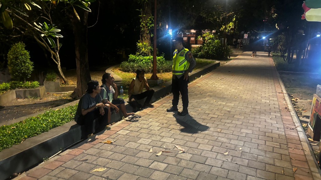 Cegah Gangguan Kamtibmas, Polsek Denpasar Utara Intensifkan Patroli di Taman Kota Lumintang