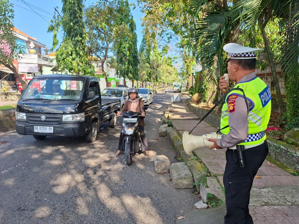 Satlantas Polres Klungkung Gencarkan Penerangan Keliling di Simpang Galiran.
