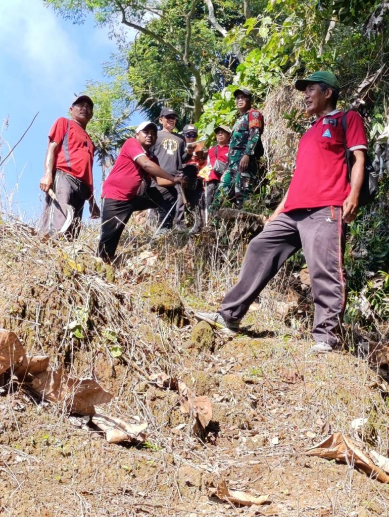 Cek Pompa Air Dan Ukur Jalan Menuju Pompa, Babinsa Timuhun Tunjukkan Dedikasi TNI Ada Dan Senantiasa Jadi Solusi 
