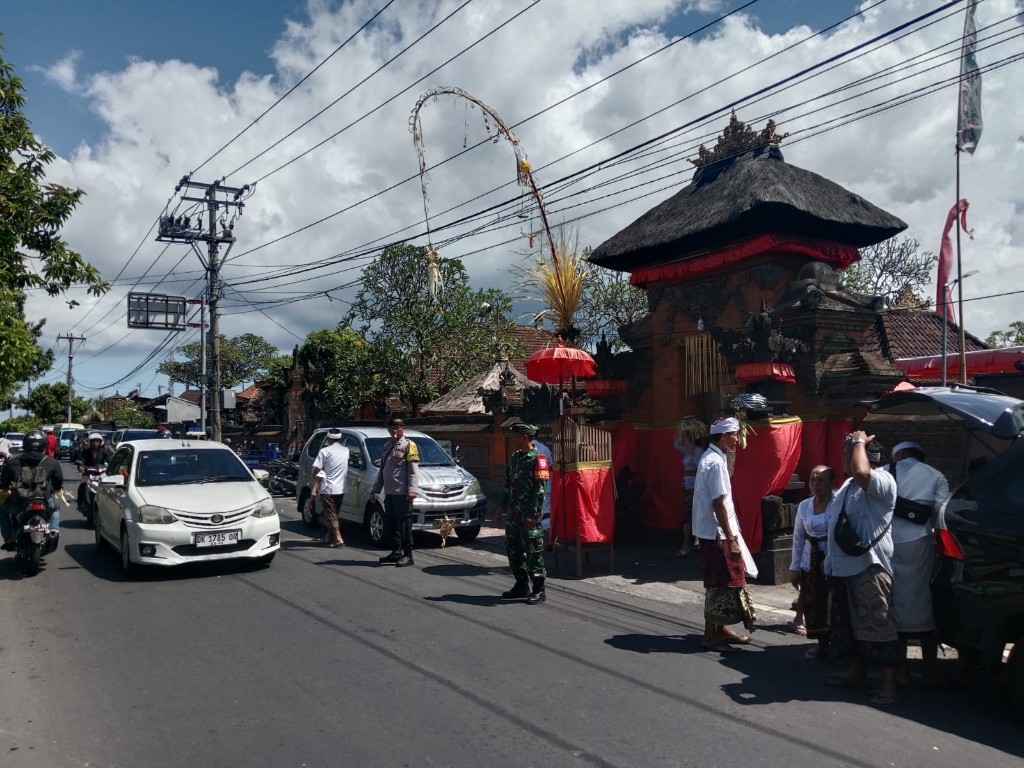 Dikawal Babinsa Tojan,  Persembahyangan Piodalan Pura Kawinan Penataran Pande Kuribatu Berlangsung Khidmat
