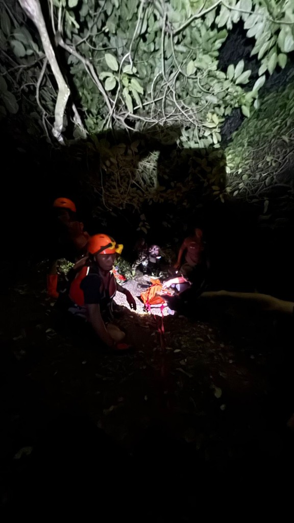 Jenasah misterius dibawah tebing desa Pecatu dievakuasi tim SAR 