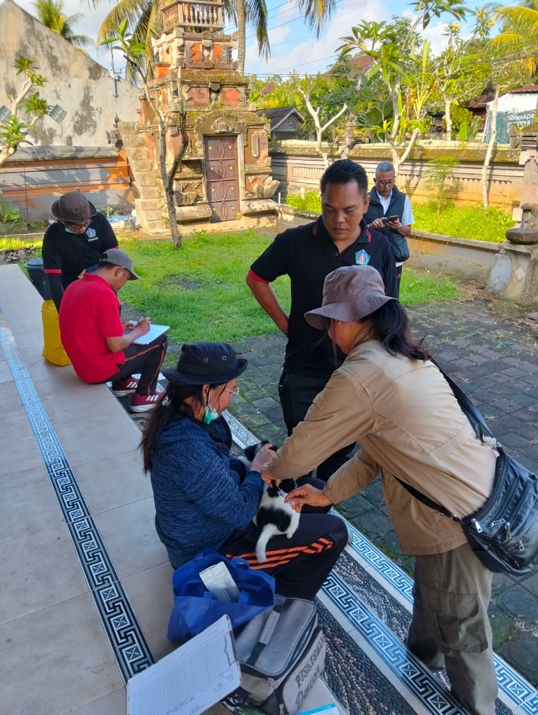 Wujudkan Wilayah Bebas Rabies, Babinsa  Dawan Kaler Bersinergi Gelar Vaksinasi Rabies
