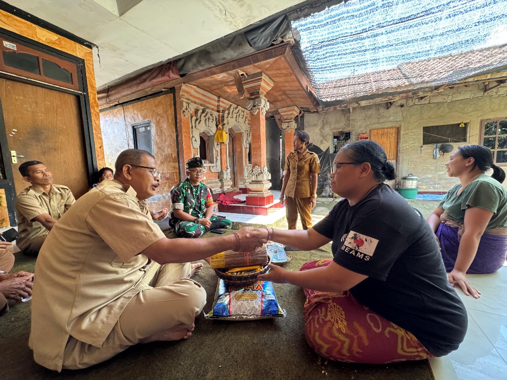 Babinsa Bakas Dampingi Pemdes Melayat Di Rumah Duka Warga