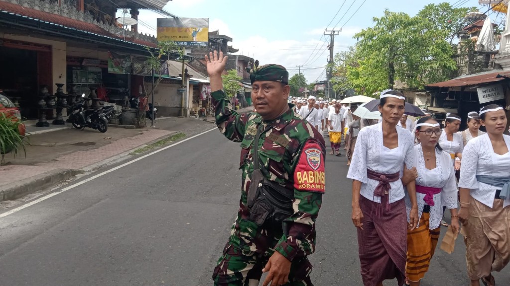 Kompak Dan Solid, TNI Polri Dan Pecalang Di Desa Akah Amankan Upacara Ngangget Don Bingin 