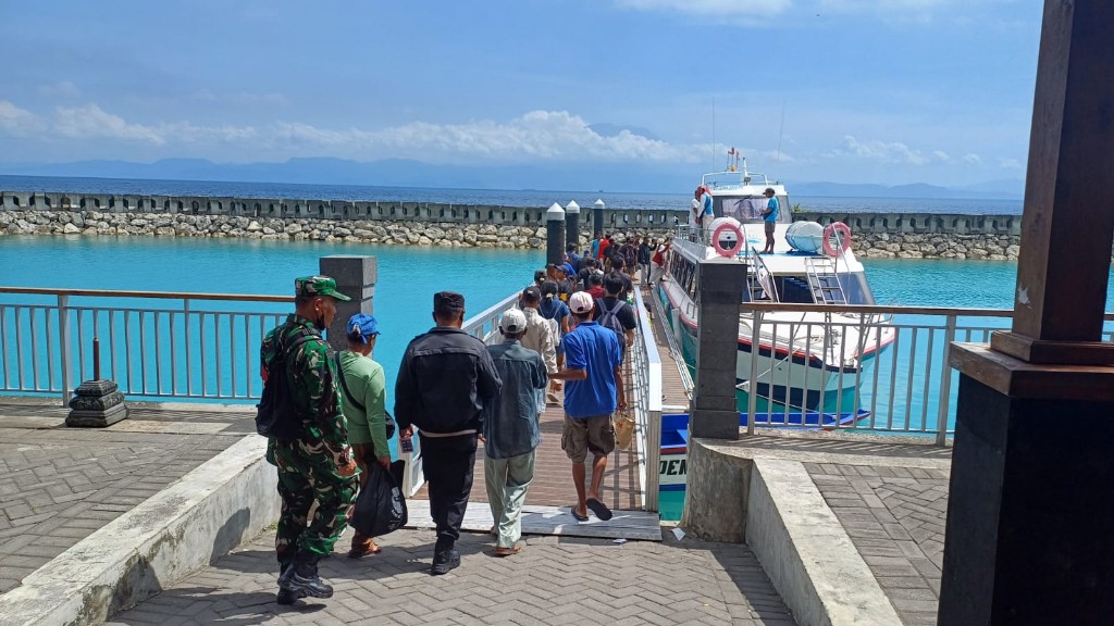 Aparat TNI Polri Di Desa Pejukutan Bersinergi Evakuasi ODGJ Di Banjar Pendem
