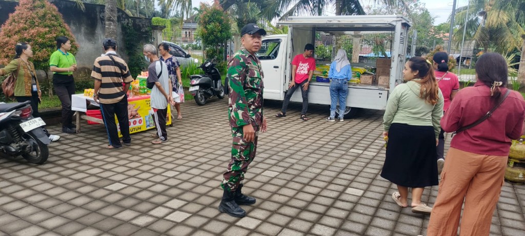 Babinsa Paksebali Turun Tangan Dampingi Pasar Murah