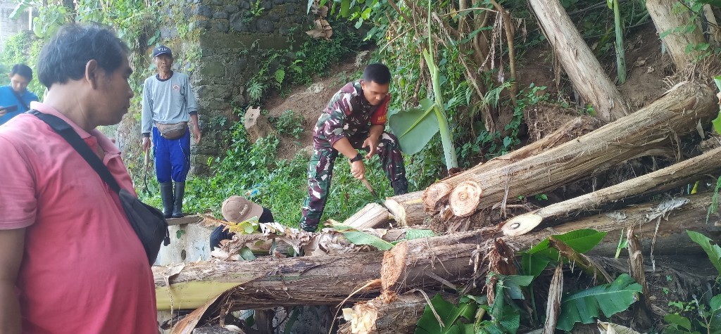 Sinergi TNI Dan Petani Di Desa Adat Budaga, Koptu Wayan Sutamaya Bersihkan Irigasi Di Subak Jero Kawan Air 