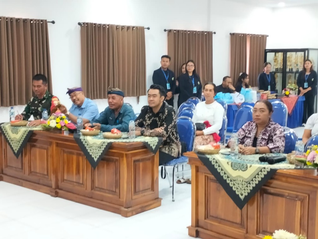 Optimalisasi Pemasaran Produk Lokal, Babinsa Kusamba Dampingi Institut Pariwisata dan Bisnis Internasional Gelar Pengabdian Kepada Masyarakat
