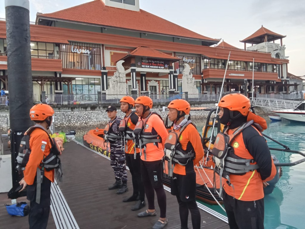 Pemancing terseret ombak di pantai klingking 