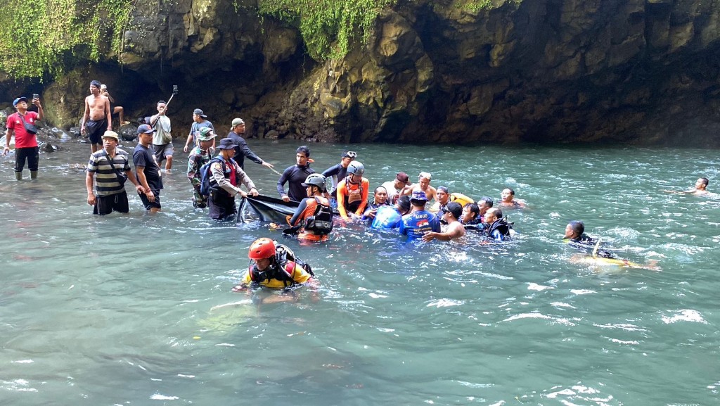 Korban tenggelam di air terjun tembok barak ditemukan meninggal.

Sempat dua hari dilakukan pencarian oleh Basarnas 