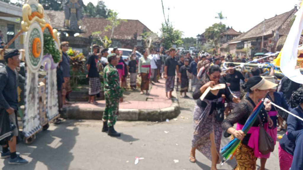 Pastikan Pengabenan Berjalan Lancar, Babinsa Bungbungan Turun Beri Pengawalan