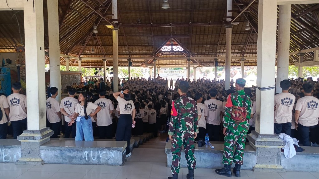 Hadir Di Puncak HUT Ke 23  SMK Yaparindo ,  Koramil Klungkung  Tegaskan Dukungan TNI Terhadap Generasi Muda