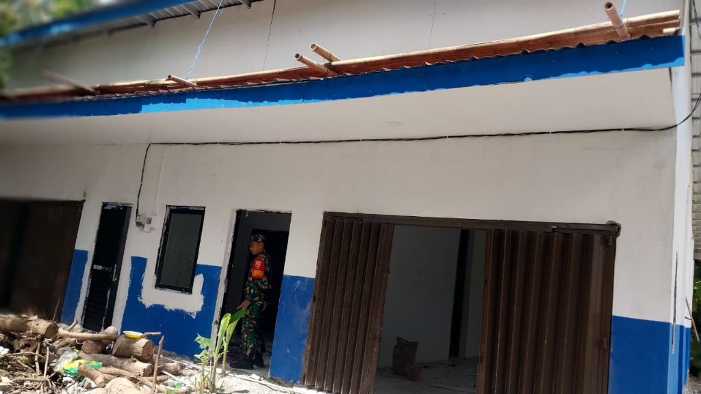 Turun Monitoring Pembangunan  Dapur  Sehat MBG, Babinsa Lembongan Tegaskan Komitmen TNI AD Siap Sukseskan Program Pemerintah

