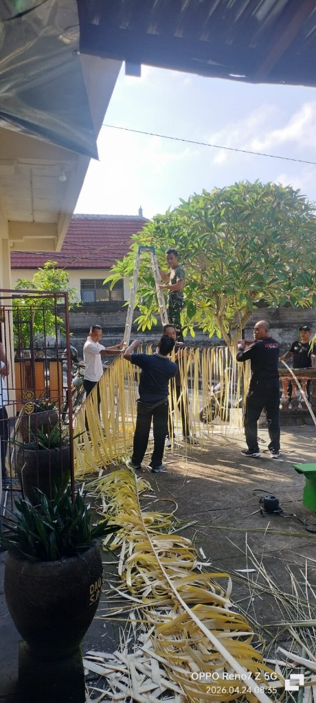 Meriahkan Hari Puputan Klungkung Dan HUT Kota Semarapura 2026, Koptu Wayyan Sutamaya Pasang Umbul-Umbul Di Kantor Lurah