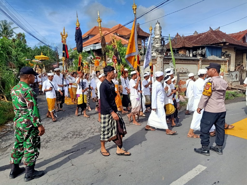 Aparat TNI Polri Dan Pecalang Bersatu Kwal Prosesi Melasti Di Desa Kutampi