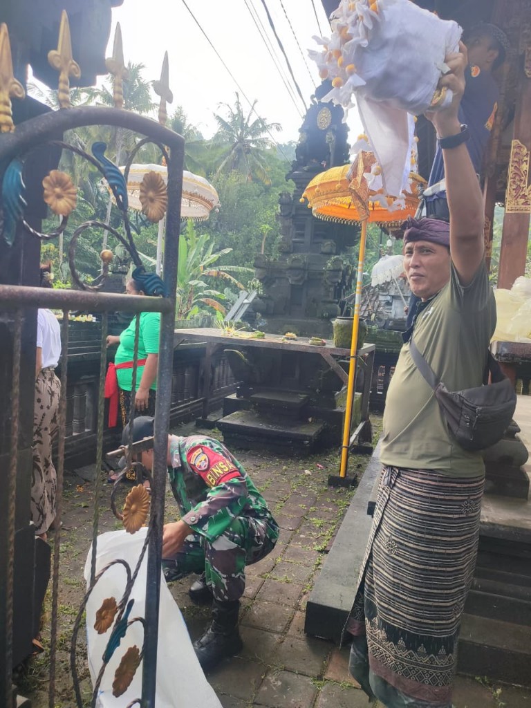 Sinergi TNI Dan Rakyat, Babinsa Dawan Kaler Bersihkan Area Pura Melanting
