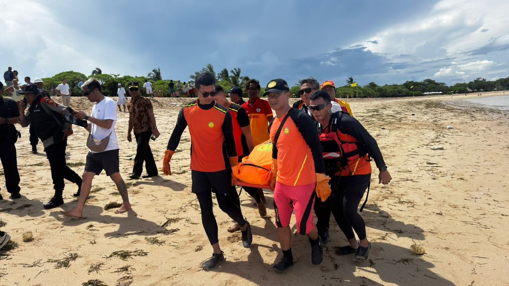 WNA tenggelam dipantai mengiat ditemukan meninggal 