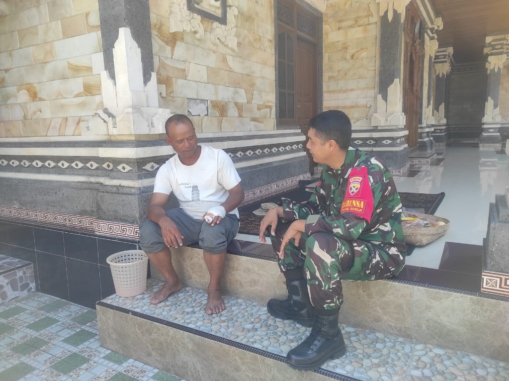 Besuk Warga Yang Sakit, Babinsa Kamasan Tunjukkan Kepedulian 