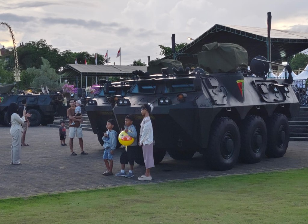 Alutsista Rantis Anoa Hipnotis Warga Bumi Serombotan Di Festival Semarapura Ke 8
