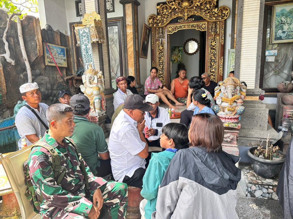 Jenguk Kaur Desa Yang Sedang Sakit, Babinsa Pesinggahan Sampaikan Doa Dan Motivasi