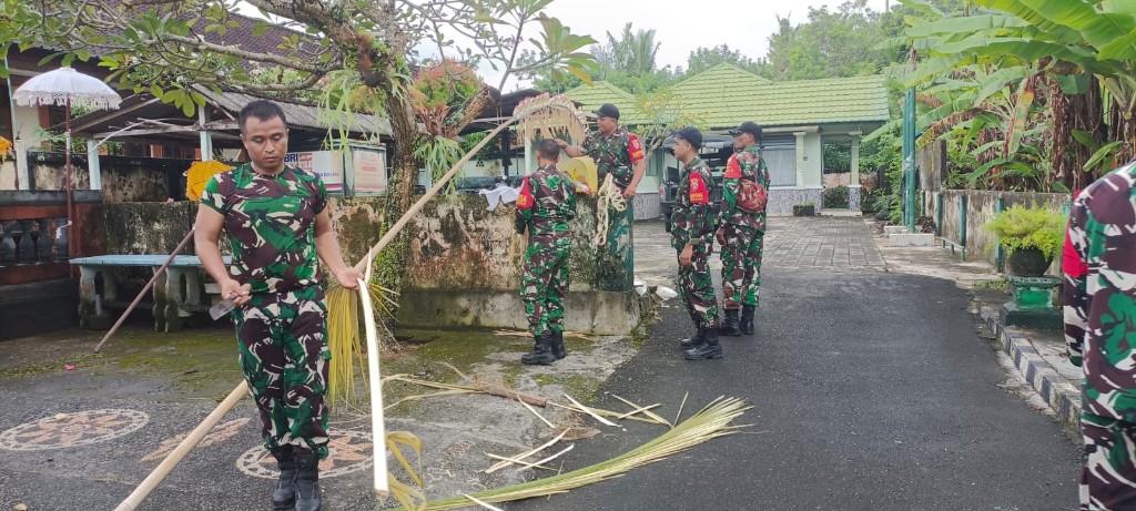 Jelang Piodalan Di Pura Makoramil, Danramil Klungkung Bersama Anggota Optimalkan Kesiapan Melalui Gotong Royong 