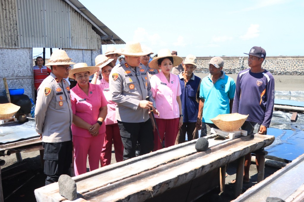 Kapolres Klungkung Salurkan Bantuan Sosial kepada Petani Garam Kusamba.