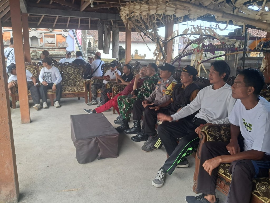 Aparat TNI Polri Di Desa Bungbungan Gelar Pengamanan Jalan Santai