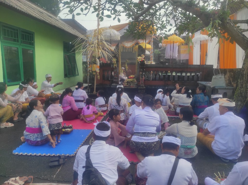 
Untaian Doa Di Pura Koramil Klungkung, Danramil Beserta Anggota Gelar Persembahyangan Dalam Rangka Piodalan
