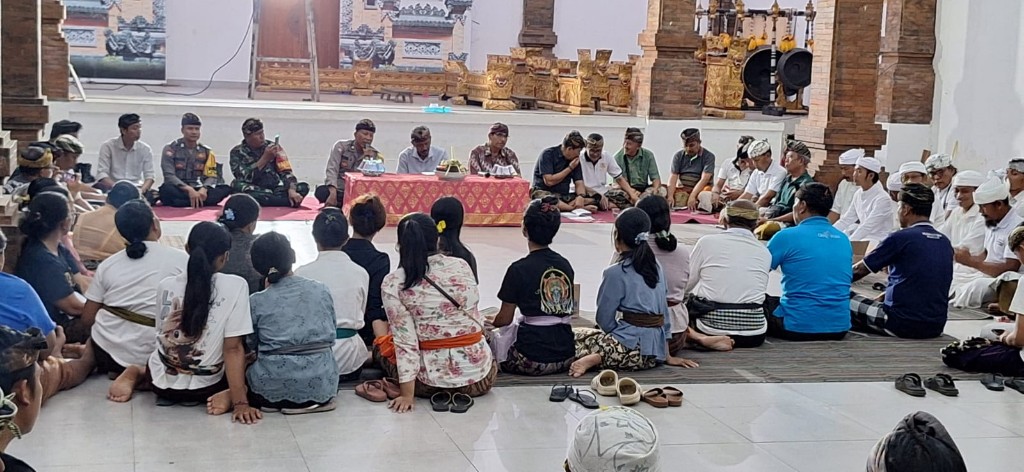 
Parum Agung Bahas Karya Agung di Pura Puseh Bale  Desa Akah, Serka Nengah Sudiarsa Siap Berkontribusi 
