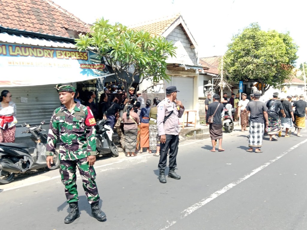 Perkuat  Silahturahmi Dan Harmonisasi Babinsa Dan Masyarakat, Babinsa Tojan Hadiri Pemakaman Warga Sampaikan Duka Cita