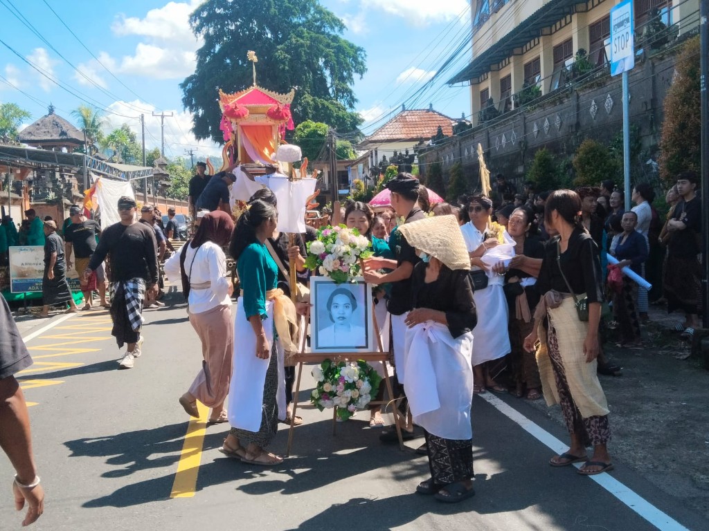 Kawal Ngaben, Babinsa Selat Hadir Dan Berbaur Bersama Warga Pastikan  Aman Dan Lancar
