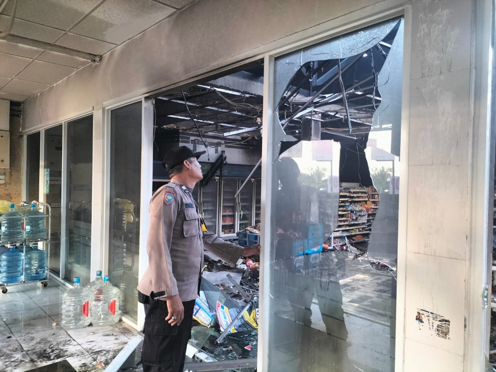 Polres Klungkung Datangi Lokasi Kebakaran Ruko di Semarapura...