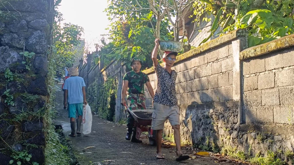 Semangat TNI Dan Warga Menyala Di Dusun Kaleran, Droping Material Pembangunan Jembatan Swadaya Kodim Klungkung Berjalan  Lancar