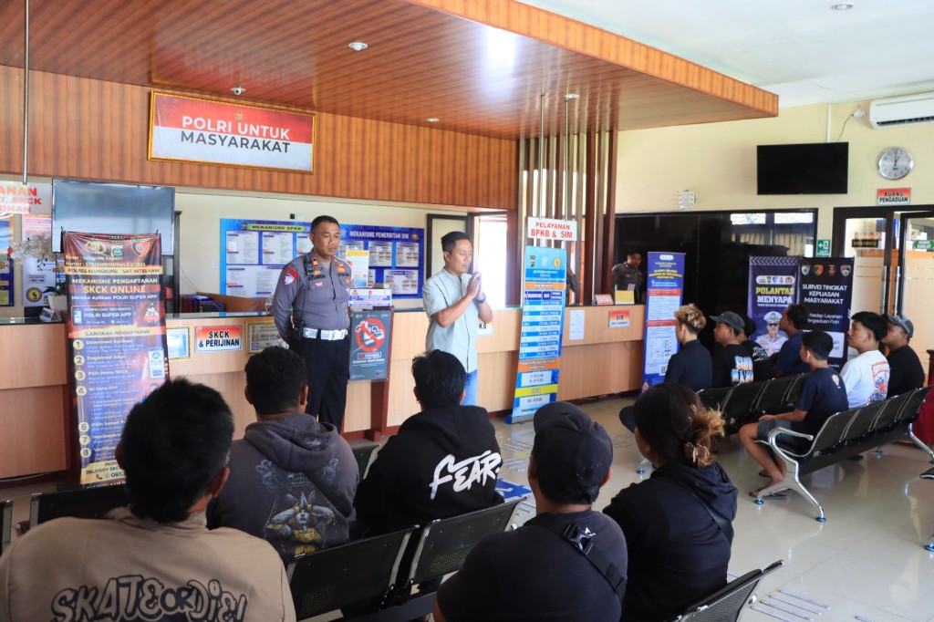 Polres Klungkung Berikan Pembinaan dan Teguran kepada Pelaku Balap Liar di Kawasan PKB Jembatan Merah.