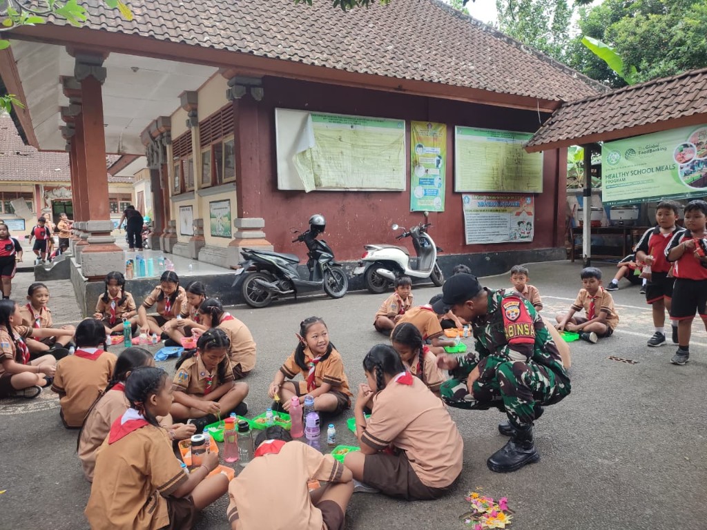 Program Healthy School Meals Yayasan Scholars Of Sustenance (SOS) Bali Digelar Di SDN Dawan Kaler, Sertu Wayan Suriawan Hadir pastikan Keamanan Dan Kelancaran