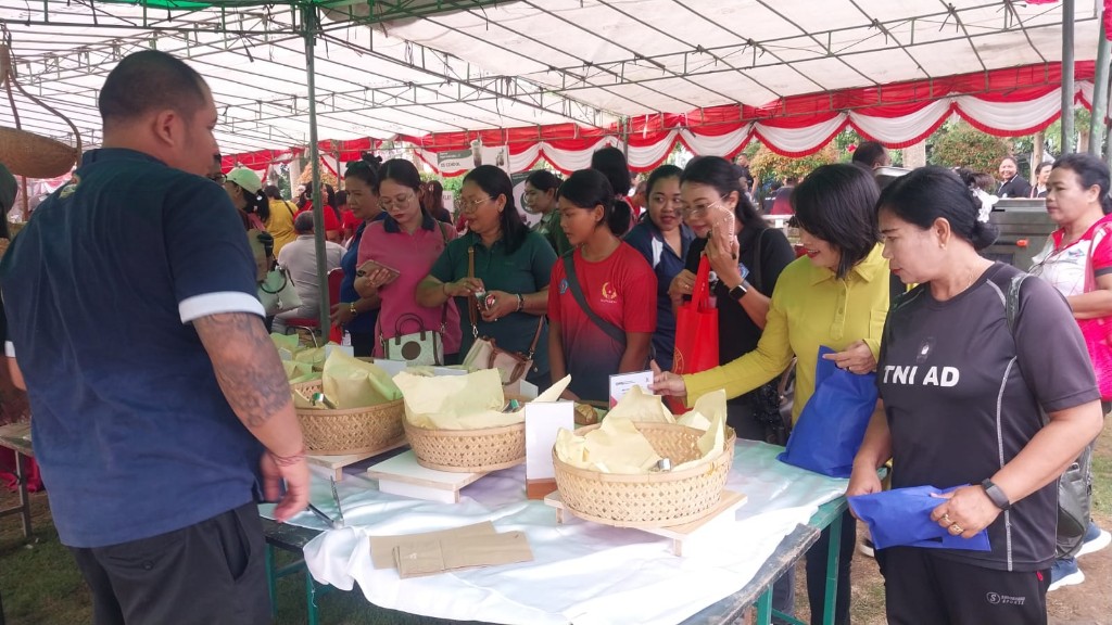 Berbelanja Dan Berbagi, Persit KCK Kodim Klungkung Hadiri Pasar Rakyat Dukung Kemajuan UMKM Lokal