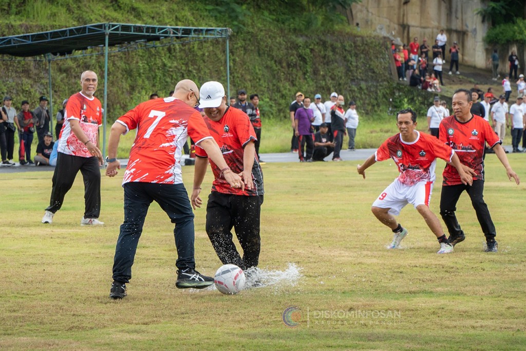 Meski Diguyur Hujan, Semangat HUT Bangli ke-822 Membara dalam Jalan Santai dan Sepak Bola Jago Kapuk