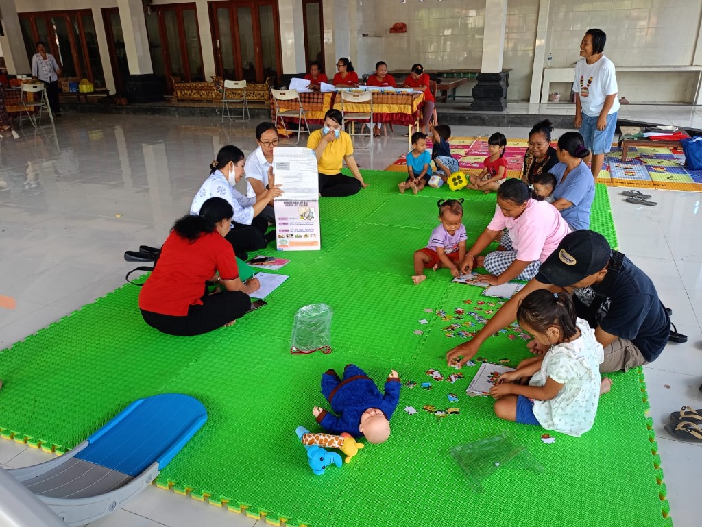 Babinsa Dawan Kelod Monitoring Kegiatan Posyandu Melati Di Banjar Tengah