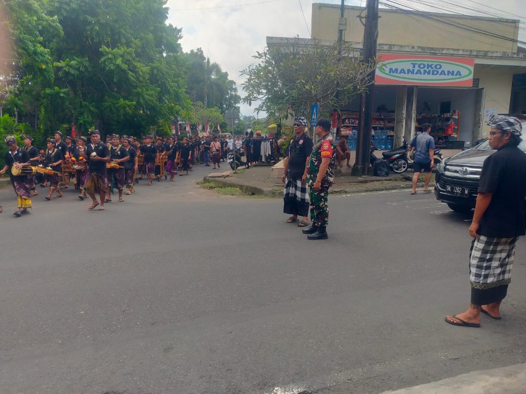 Aparat TNI Polri Dan Pecalang Di Semarapura Kaja  Bersinergi Kawal Upacara
