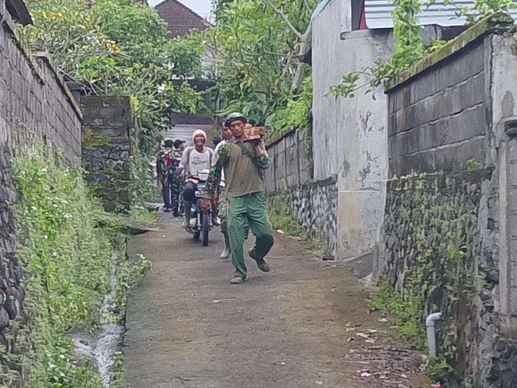 Pembangunan Jembatan Swadaya Kodim Klungkung Masuki Tahap Pembuatan Lubang Pondasi Cakar Ayam
