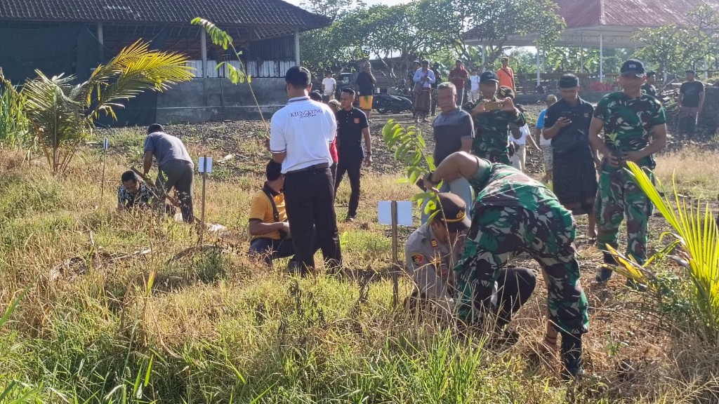 Tanam Ratusan Pohon, Kodim Klungkung Hijaukan Pura Dalem Dusun Lepang Melalui Program Pembinaan Lingkungan Hidup