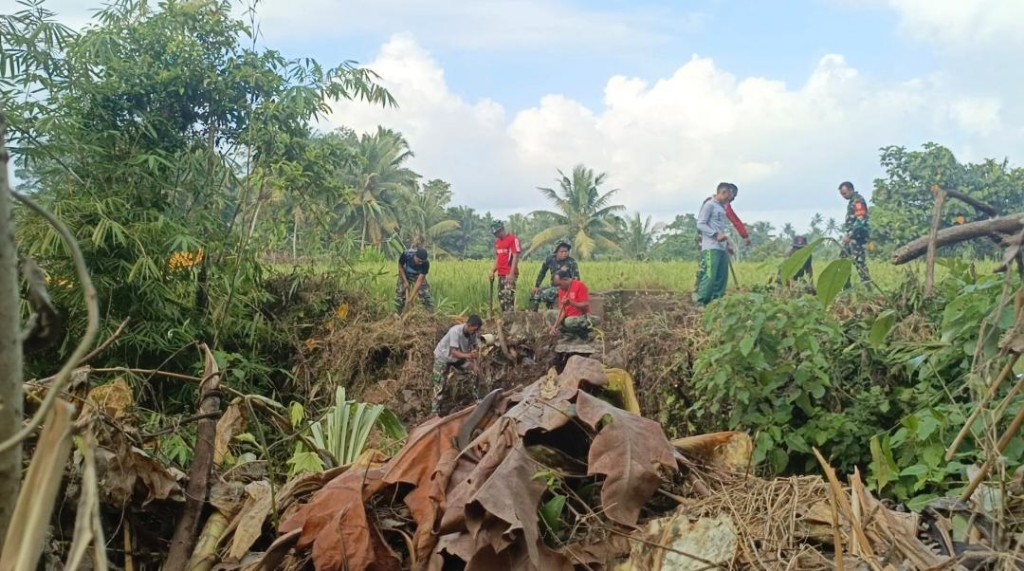 Danramil Klungkung Monitoring Pembangunan Jembatan Perintis Garuda Swadaya Kodim Klungkung Di Dusun Kaleran 