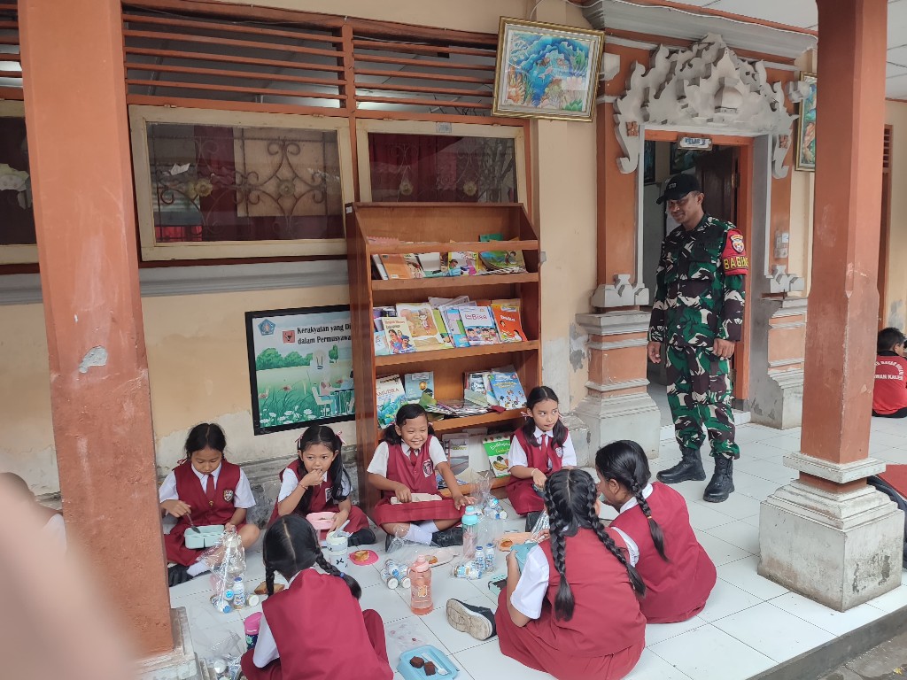 Didampingi Babinsa,  174 Siswa Siswi SDN Dawan Kaler Terima Program Healthy School Meals Yayasan SOS Bali 