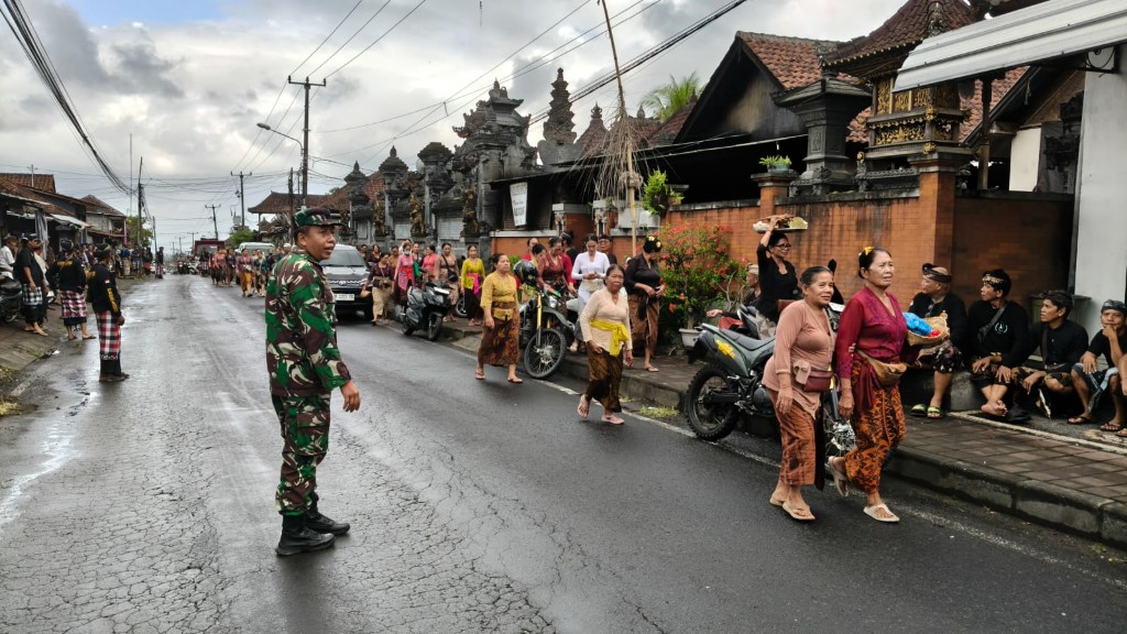 Kuatkan Sinergi Aparat Kewilayahan, Adat Dan Masyarakat, Babinsa Paksebali Gelar Pengamanan Upacara Mekingsan Di Geni