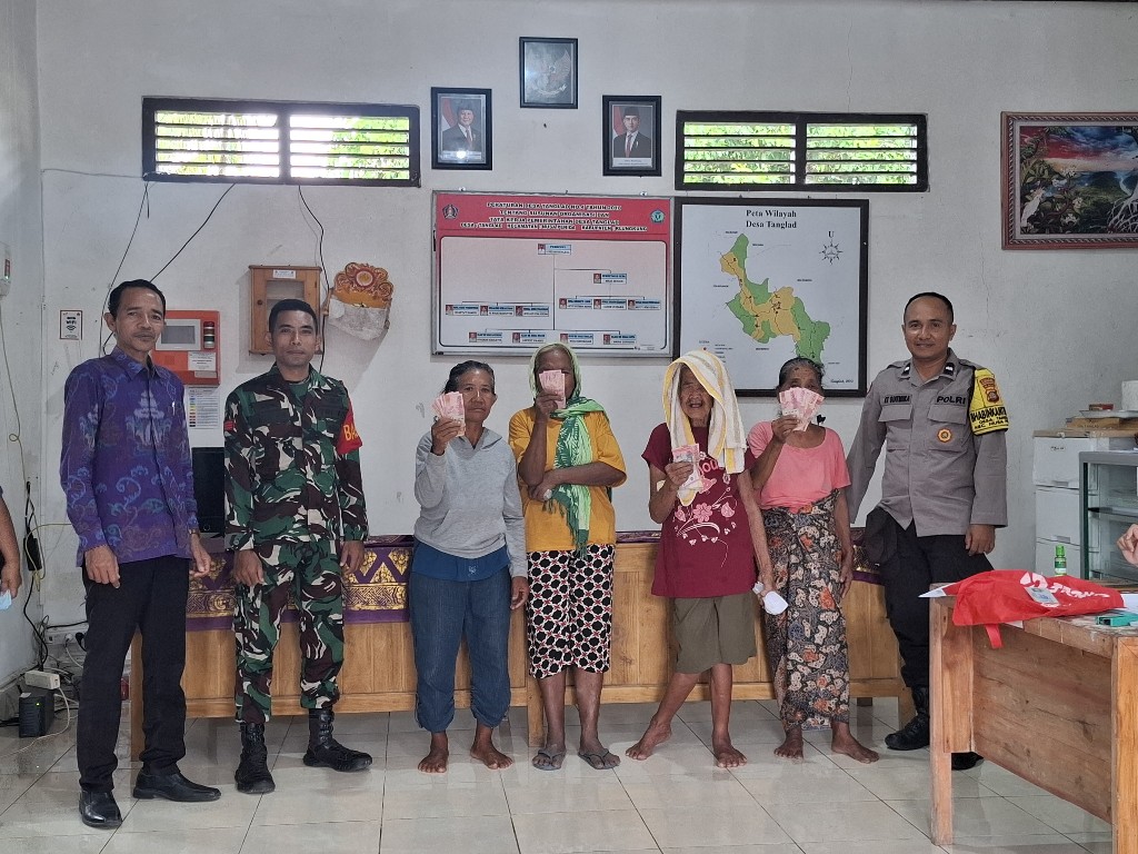BLT DD Diserahkan Kepada 37 Warga, Babinsa Tanglad Himbau Tekankan Penggunaan Tepat Guna